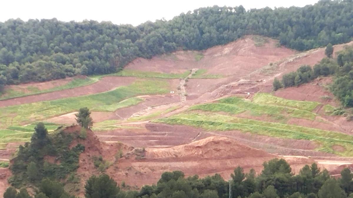 Imatge de les terrsses de terra que han rellevat l'espai de l'antic runam, parcialment cobertes de verd