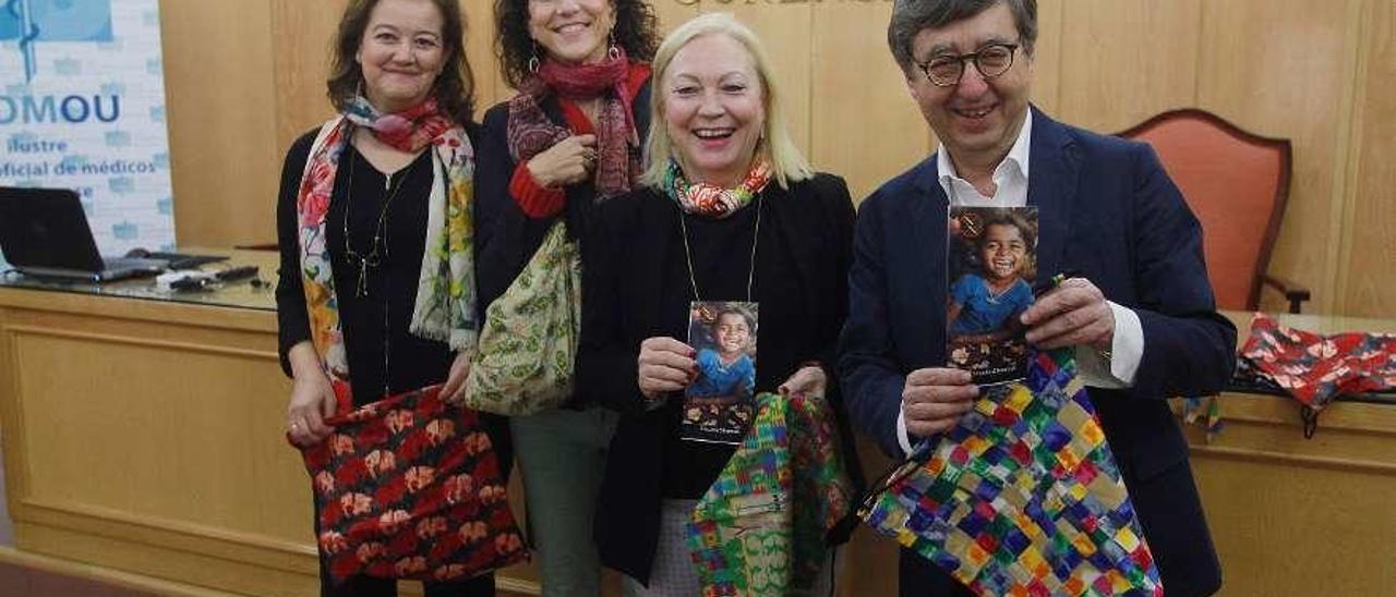 Vileta González, Teresa Vila de Escuela Shantidi, Margarita Arandia y José Luis Jiménez, presidente del Colegio de Médicos, ayer con mochilas solidarias realizadas por mujeres hindúes. // Iñaki Osorio