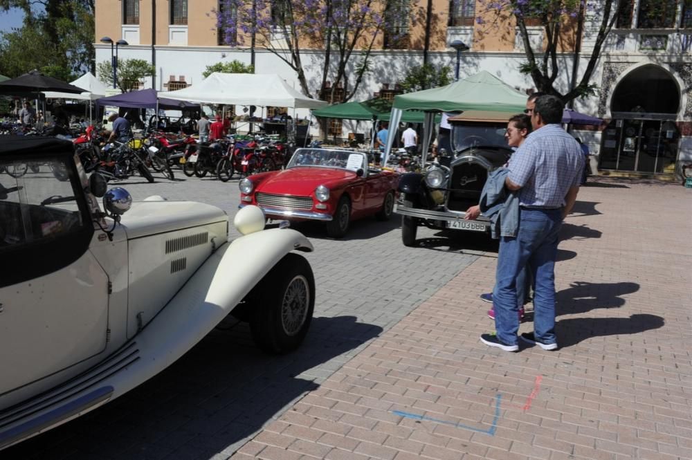 Lo coches antiguos conquistan  el Cuartel de Artillería