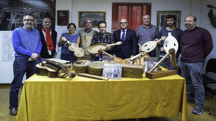 Baltar, con los responsables del Obradoiro de Instrumentos. // FdV