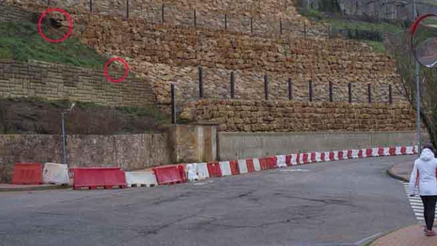 Imagen de la zona afectada por el desprendimiento. En los círculos zona de la que se desprendió la roca y lugar en el que ha quedado detenida.