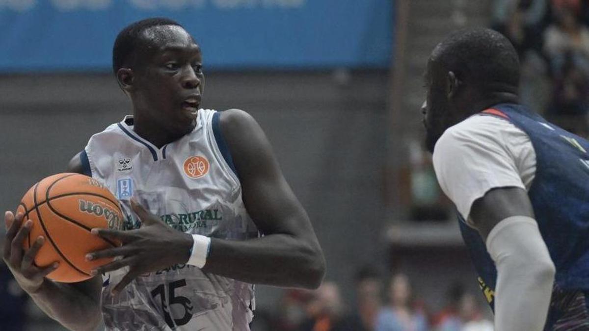 Omar Lo, ante un rival, en un momento del partido.