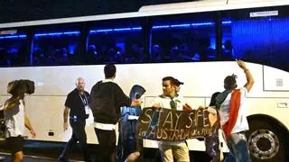 Las jugadoras iraníes que se negaron a cantar el himno salen rodeadas de apoyo… y con miedo al regreso a su país