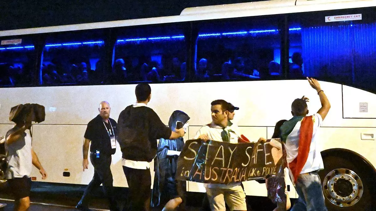 Las jugadoras iraníes que se negaron a cantar el himno salen rodeadas de apoyo… y con miedo al regreso a su país