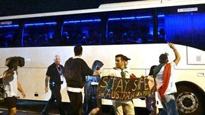 Las jugadoras iraníes que se negaron a cantar el himno salen rodeadas de apoyo… y con miedo al regreso a su país
