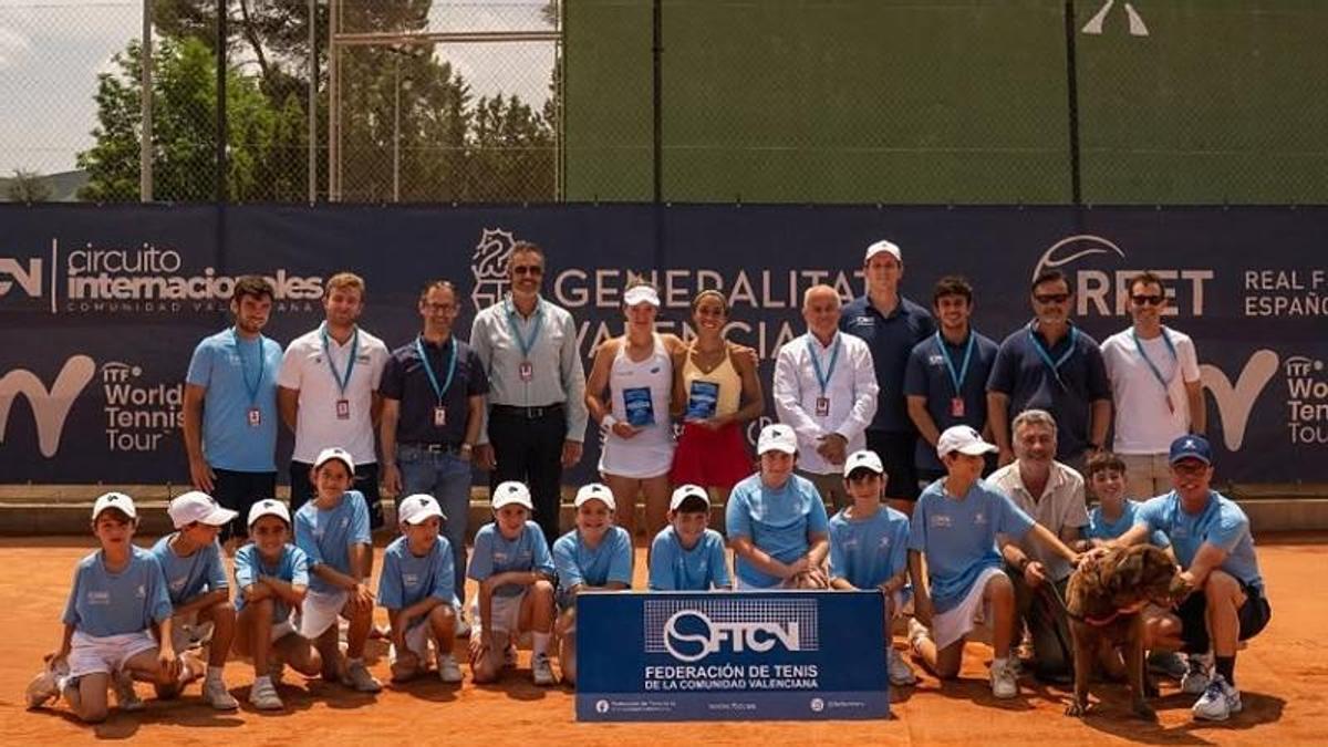Asistentes al primer torneo de tenis femenino de Ontinyent.