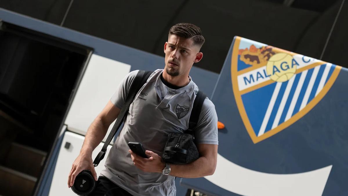 Javi Montero se baja de la guagua del Málaga en la previa de un partido de esta pasada temporada.