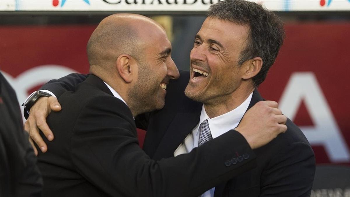 Luis Enrique y Abelardo se saludan en el Camp Nou