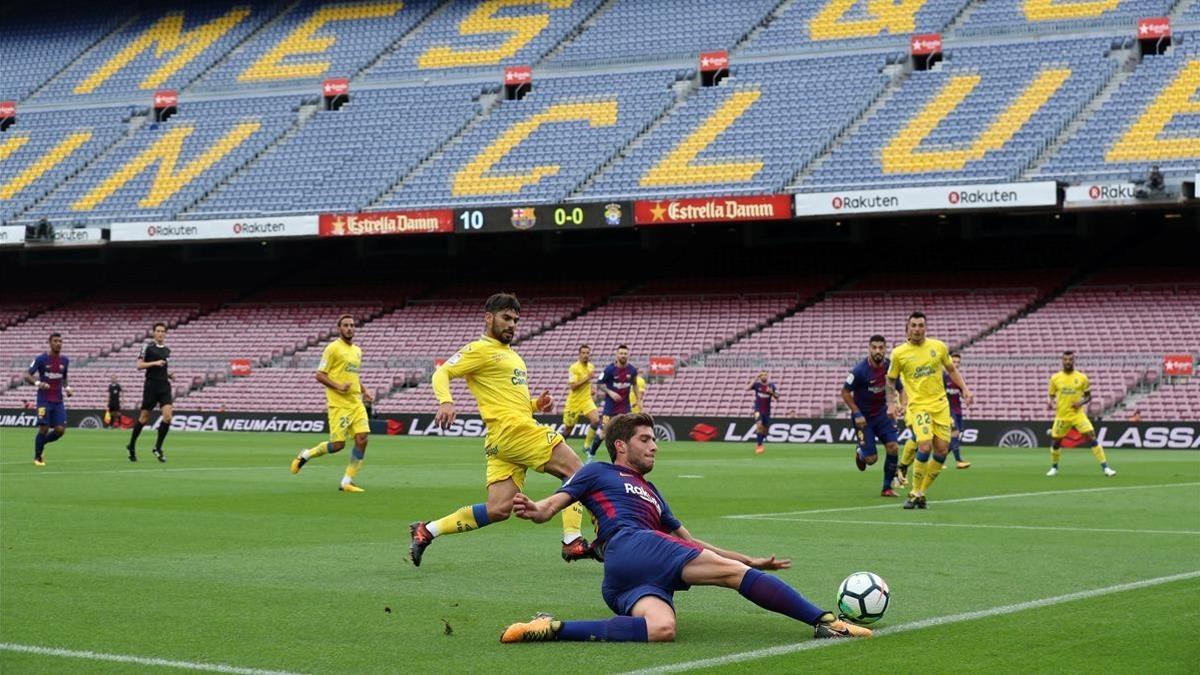 Sergi Roberto centra desde la línea de fondo ante un defensa del Las Palmas en un vacío Camp Nou.