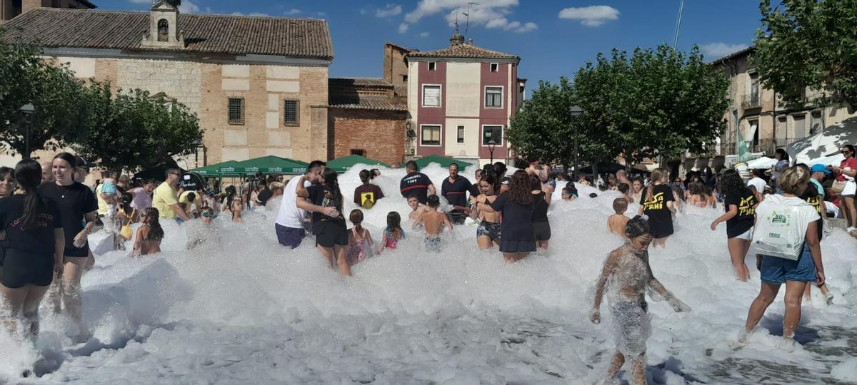 GALERÍA | La fiesta de la espuma refresca el Día de las Peñas en las Fiestas de Toro