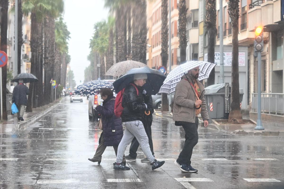 Viandantes bajo la lluvia, en Vila-real.