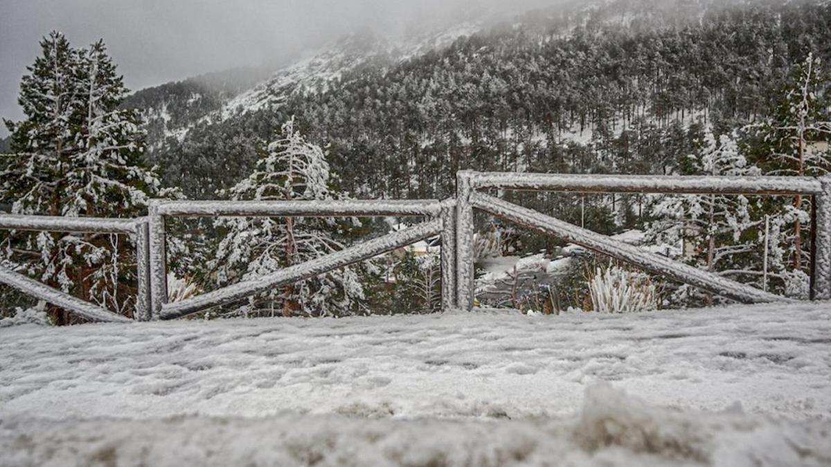 Valla cubierta de nieve