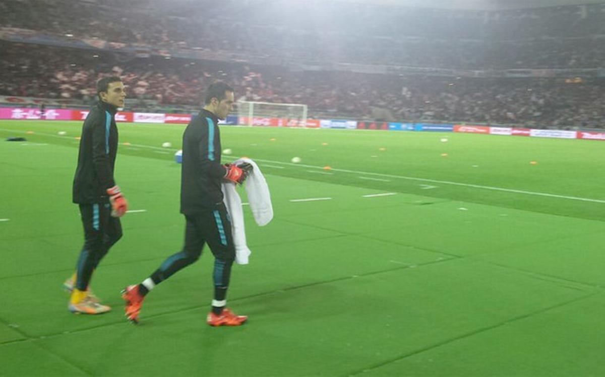 Bravo y Masip saliendo a calentar antes de la final del Mundial de clubes