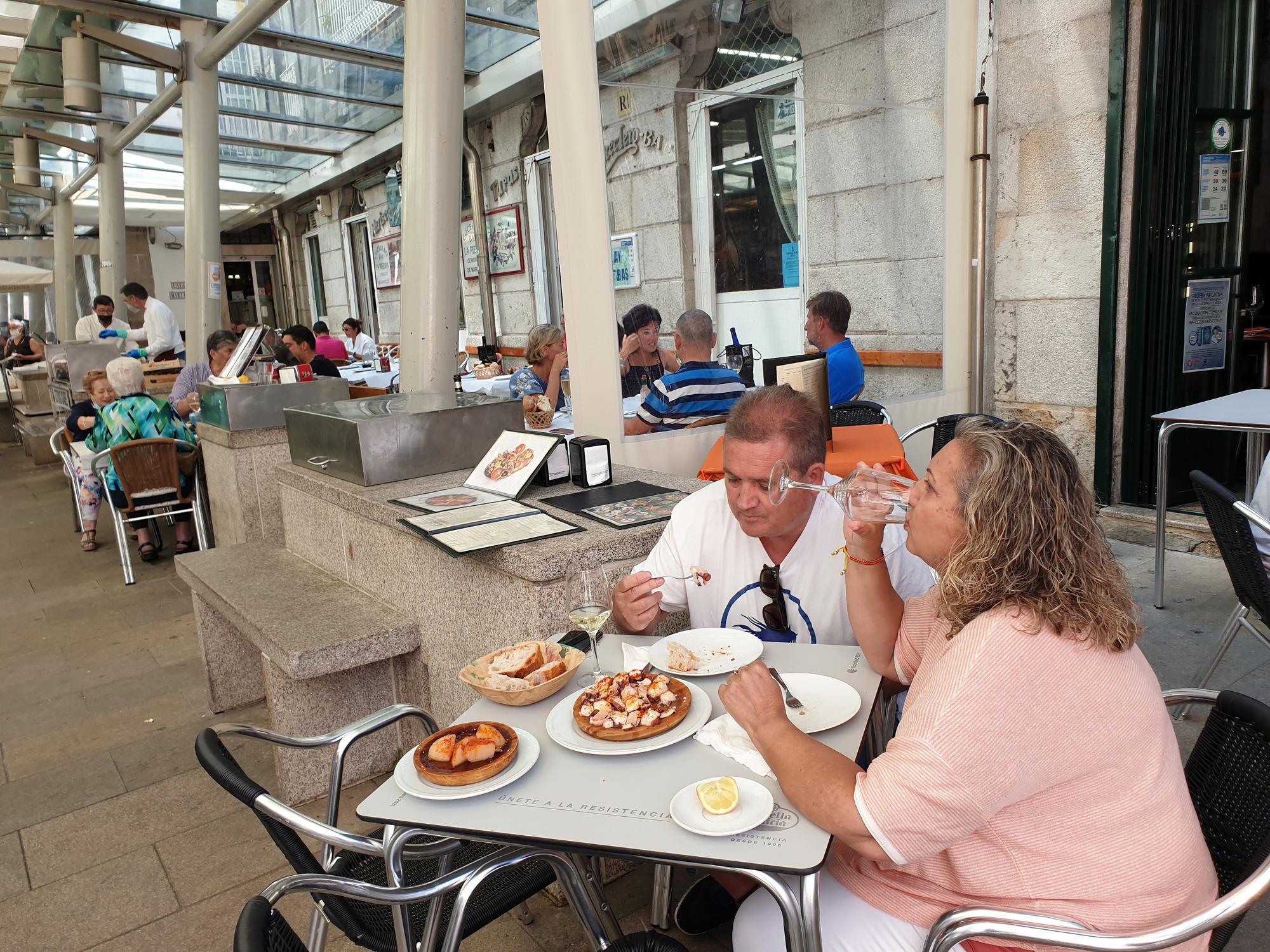 Los turistas disfrutan del sol y la gastronomía de Vigo