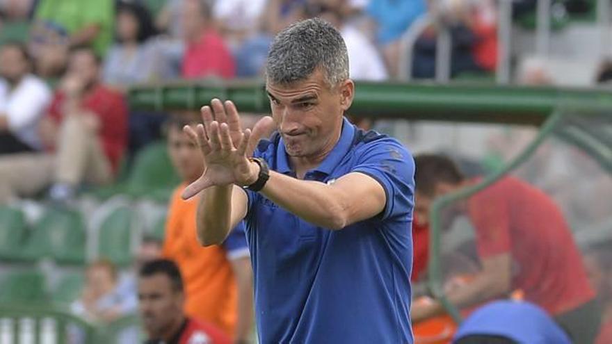 Vicente Parras, dando instrucciones a sus jugadores.