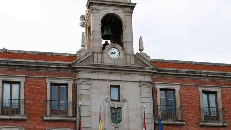 El reloj del Ayuntamiento parado en las 9:43 horas.