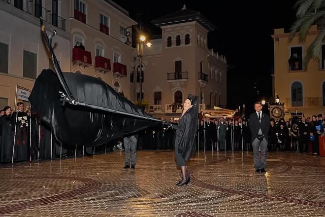 La "Trencà del Guió" pone el broche final al Viernes Santo en Elche