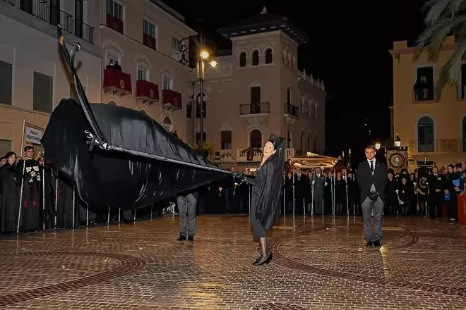 La "Trencà del Guió" pone el broche final al Viernes Santo en Elche