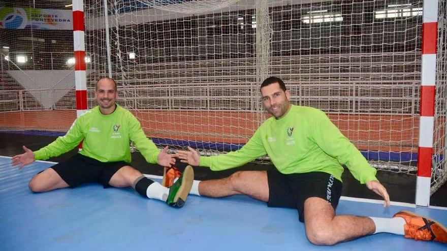 Los porteros del Teucro Lloria (izquierda) y Santana antes del entrenamiento de ayer. // Rafa Vázquez