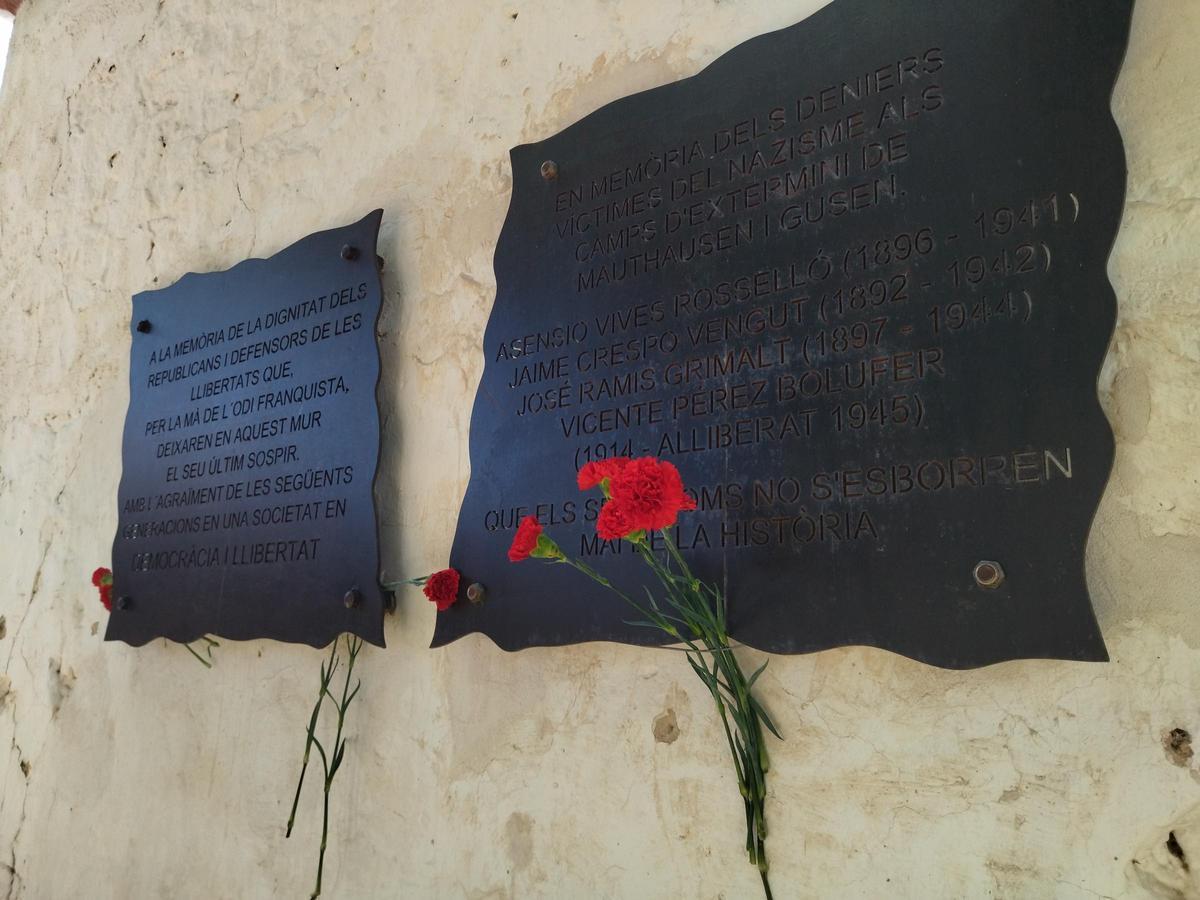 Las placas que recuerdan a los republicanos fusilados por la dictadura franquista y a los cuatro dianenses deportados en campos nazis