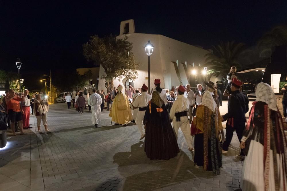 Es Cubells celebra el día de Santa Teresa de Jesús con actos religiosos, buñuelos, sangría, ''ball pagès'' y un concierto al aire libre