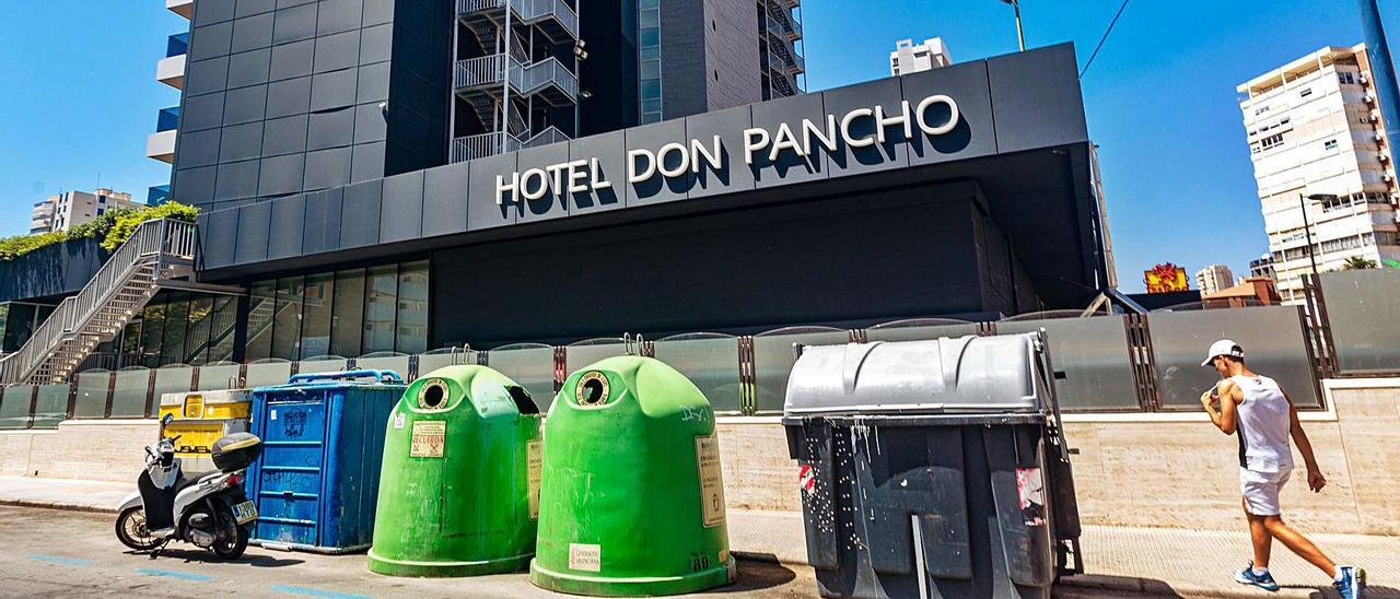 Contenedores ubicados frente a un hotel de la capital turística. |