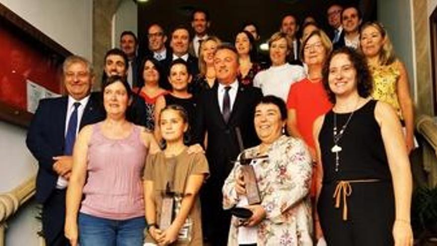 Los representantes de Aspanion e Isabel Martí, ayer, tras recoger los premios «9 d&#039;Octubre Vila de Xàbia».