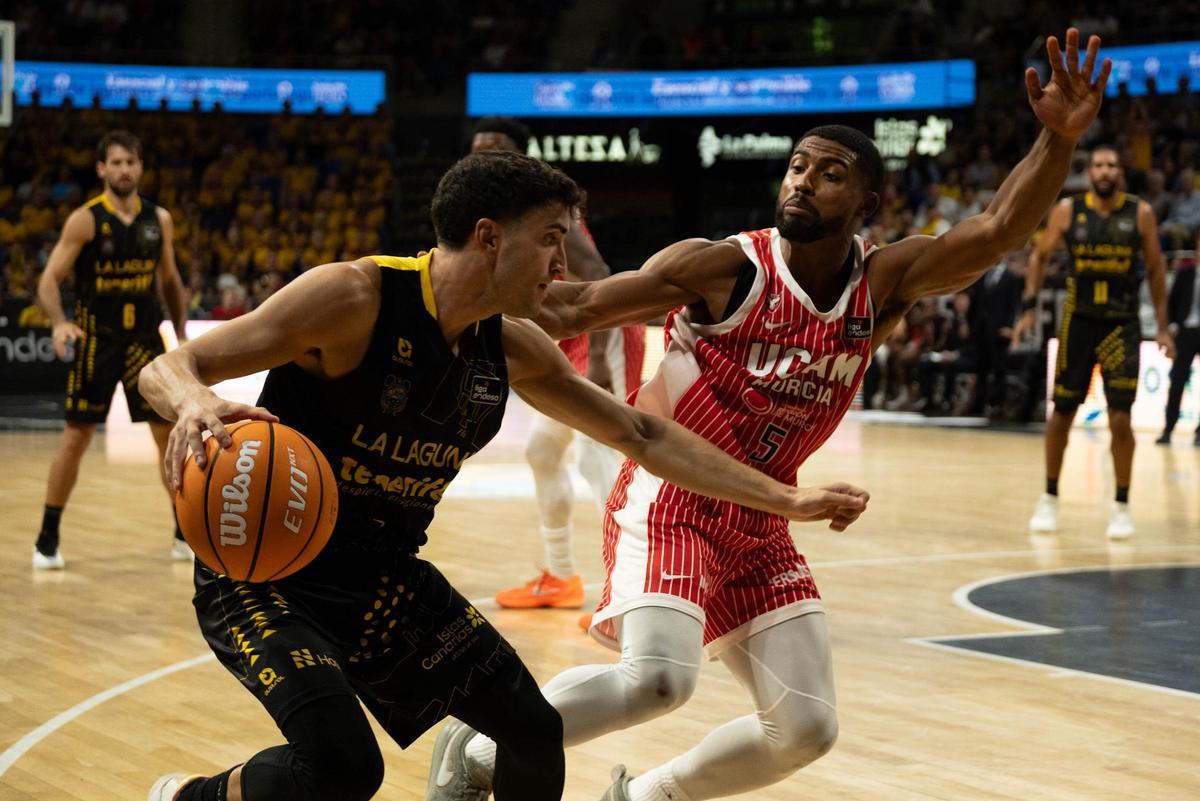 David DeJulius trata de defender a Jaime Fernández en el Canarias-Murcia de la primera vuelta.