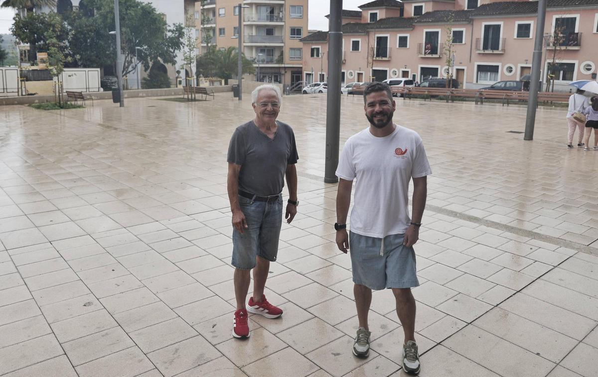 Josep Maria y Bernat Lendínez posan el miércoles en la plaza de Sant Jordi, epicentro de la Fira del Caragol de este domingo.