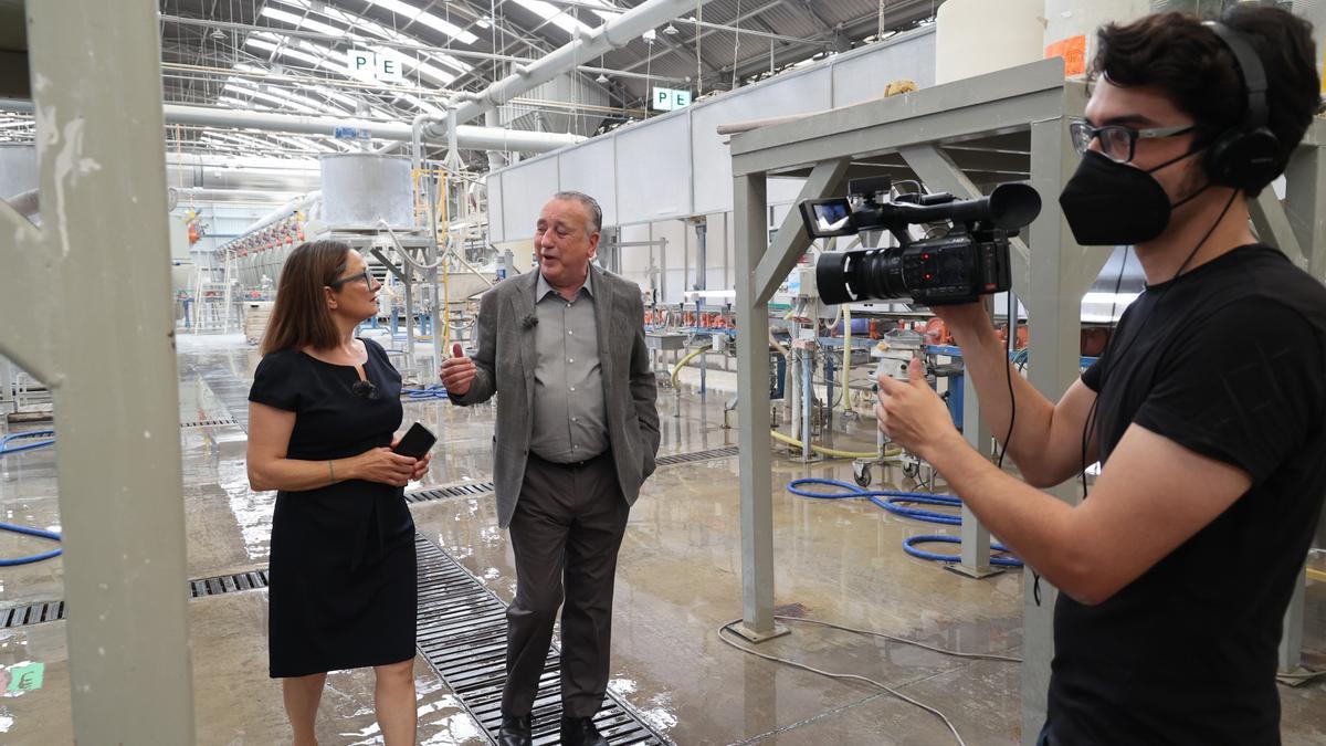 Momento de la entrevista mantenida en Medi TV en el interior de la fábrica de Tau.