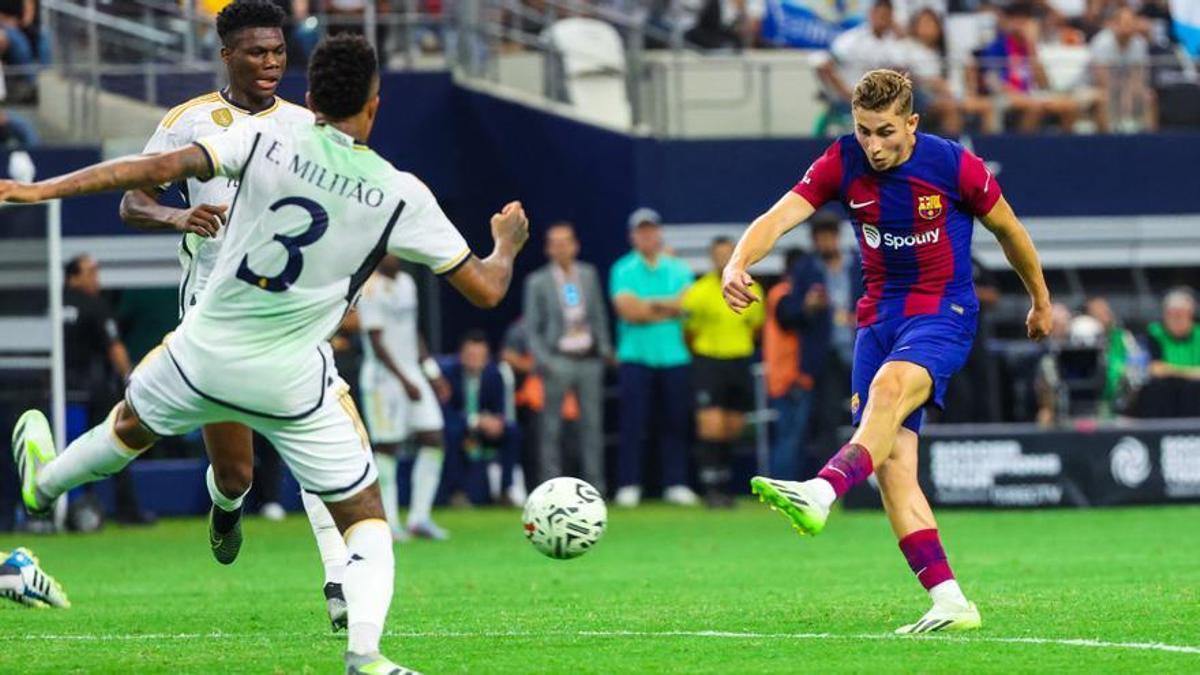 Fermín López conecta el zurdazo que supuso el 2-0 sobre el Madrid en Dallas.