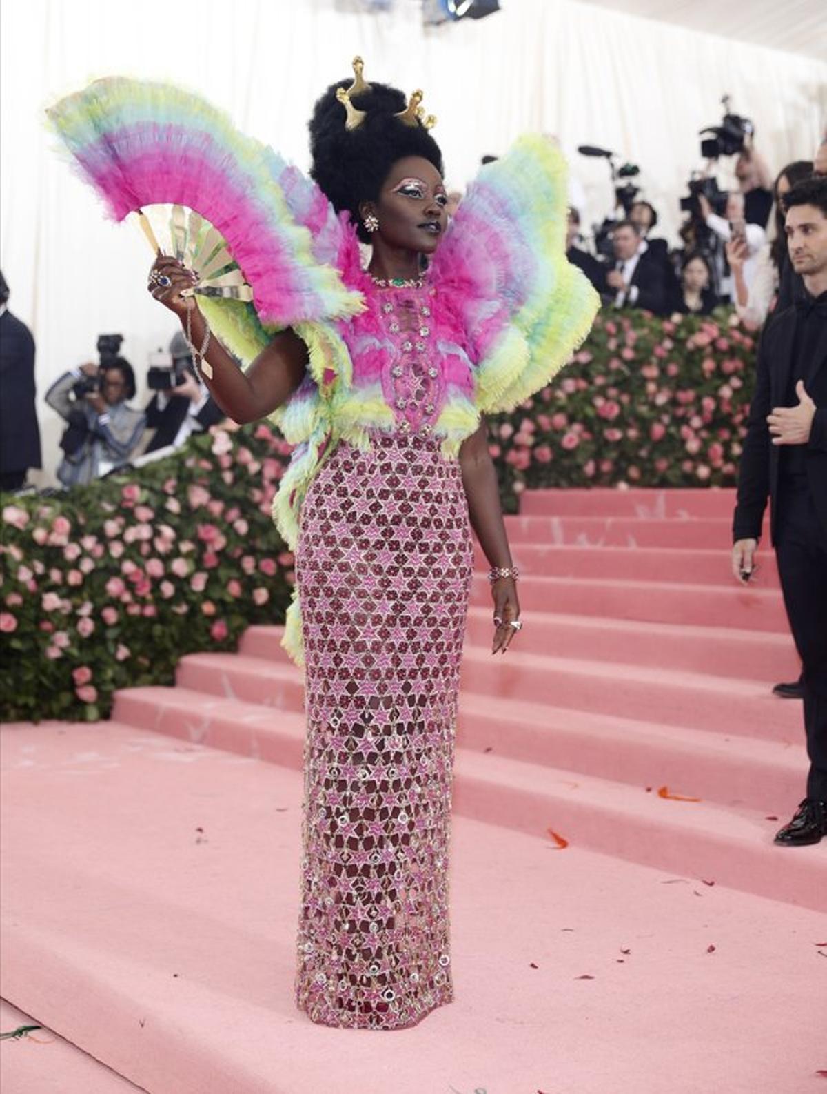 Lupita Nyong’o, una de las más aclamadas de la gala, con este ’look’ multicolor de Versace.