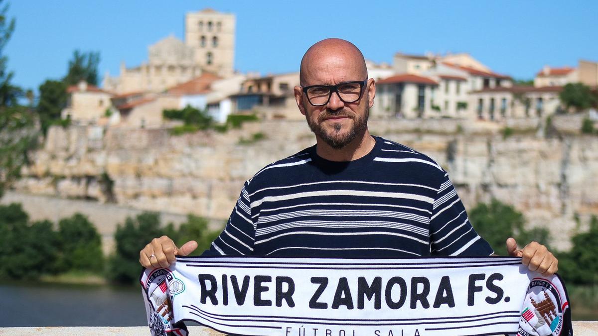 Óscar Poveda, frente a la Catedral de Zamora