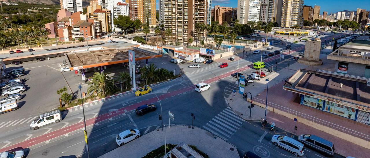 La gasolinera, ubicada en la avenida Villajoyosa de Benidorm, y el cruce donde se ubicaría la rotonda. | DAVID REVENGA