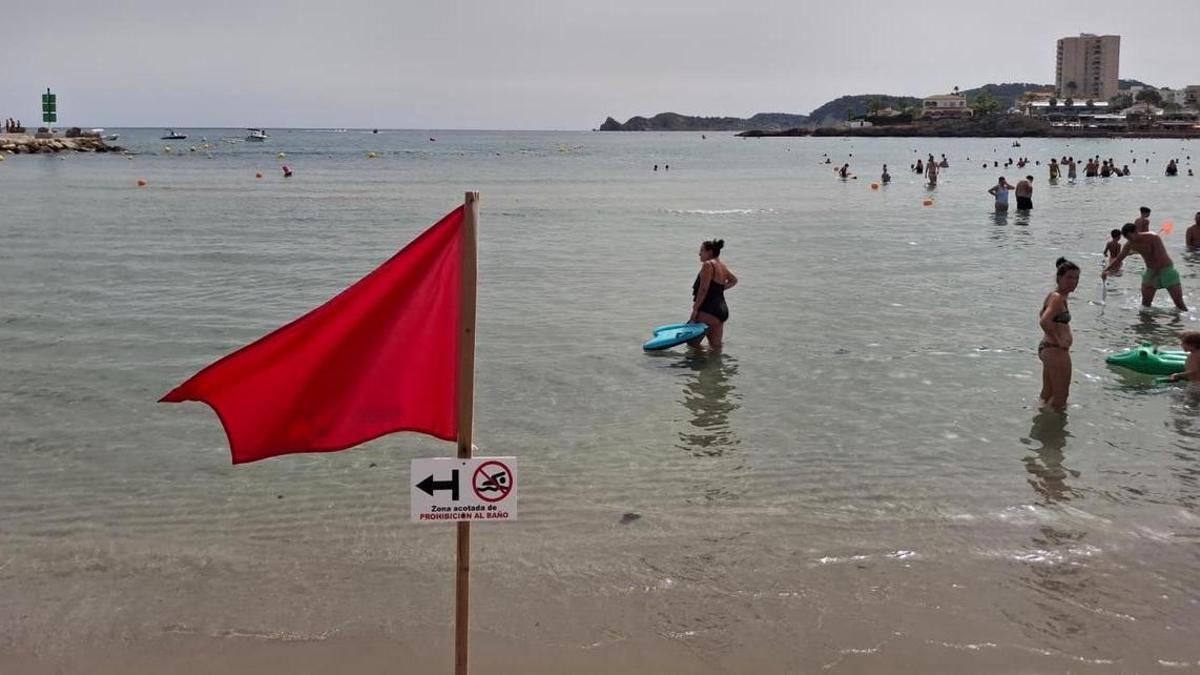 La bandera roja que marca el tramo en el que está prohibido el baño