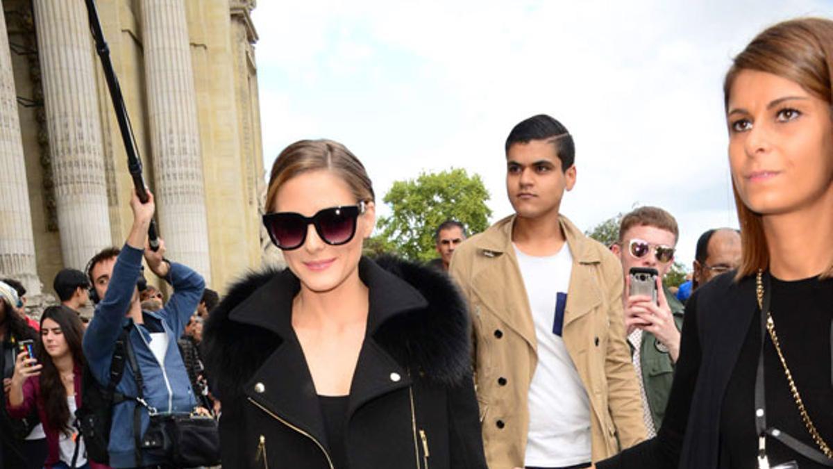 El look de Olivia Palermo con abrigo negro y falda de terciopelo