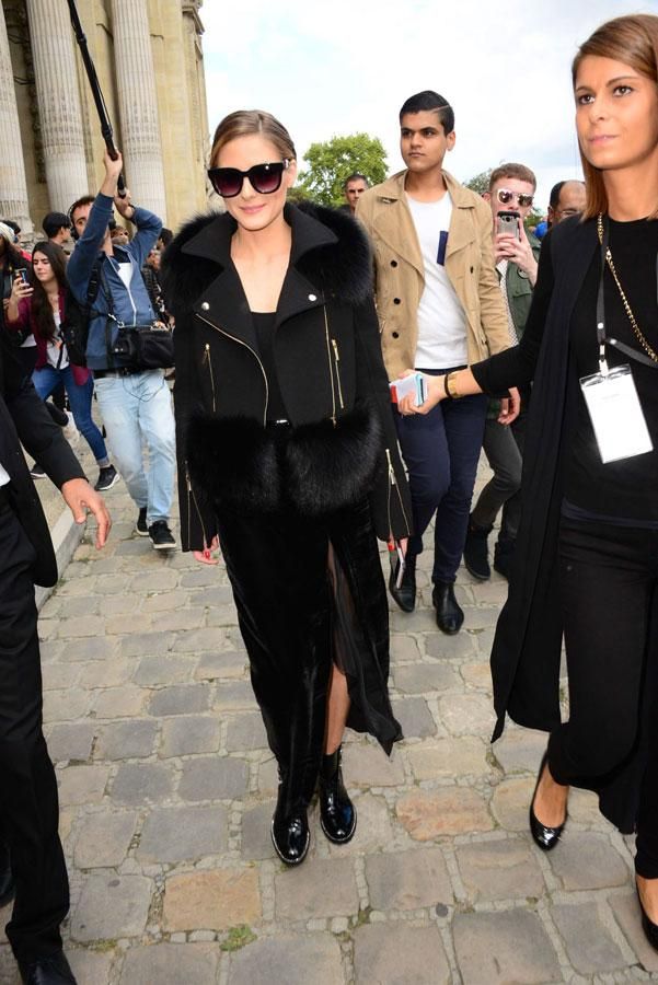 El look de Olivia Palermo con abrigo negro y falda de terciopelo