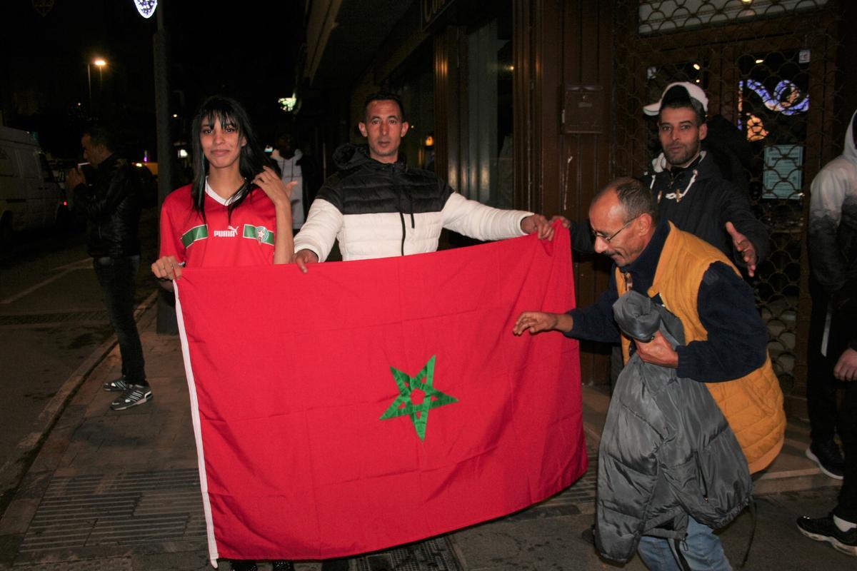 Con la bandera de Marruecos