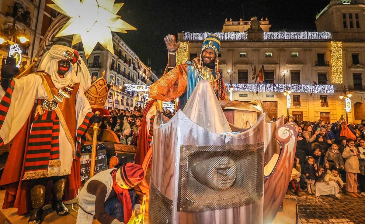 El Embajador Real y la entrega de cartas a las burritas llenan de ilusión las calles de Alcoy
