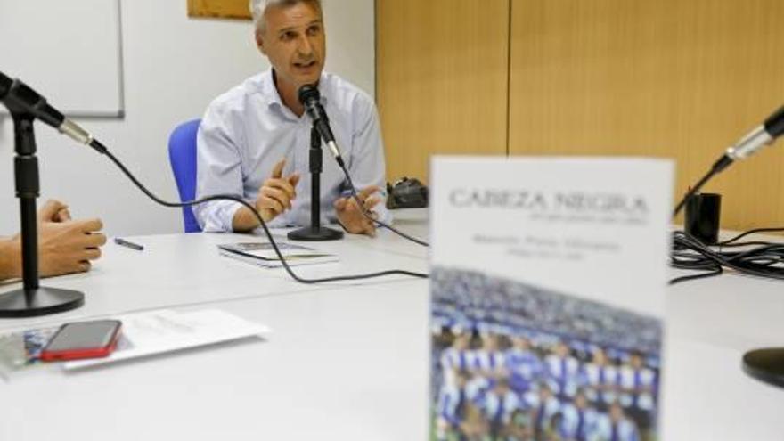 El autor Manolo Piera, ayer, durante la tertulia deportiva de INFORMACIÓN Radio.