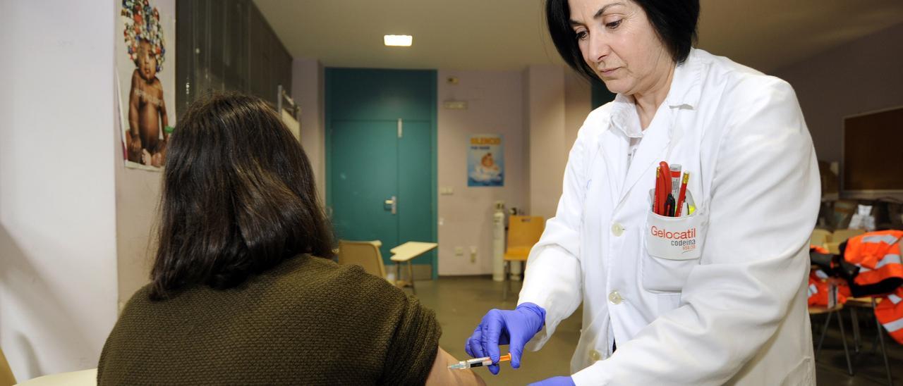 Una mujer recibe una vacuna contra la hepatitis A en Galicia.