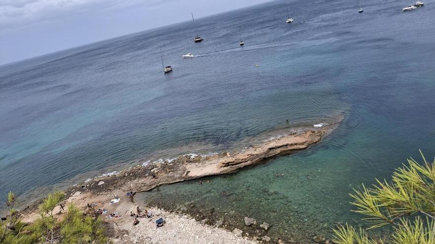 Los nubarrones vacían las playas de la Marina Alta