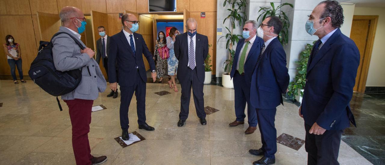 El rector de la UA, Manuel Palomar (segundo por la izquierda), con otros docentes, tras la clausura del curso académico del ejercicio 2019-2020, ayer en el Paraninfo.