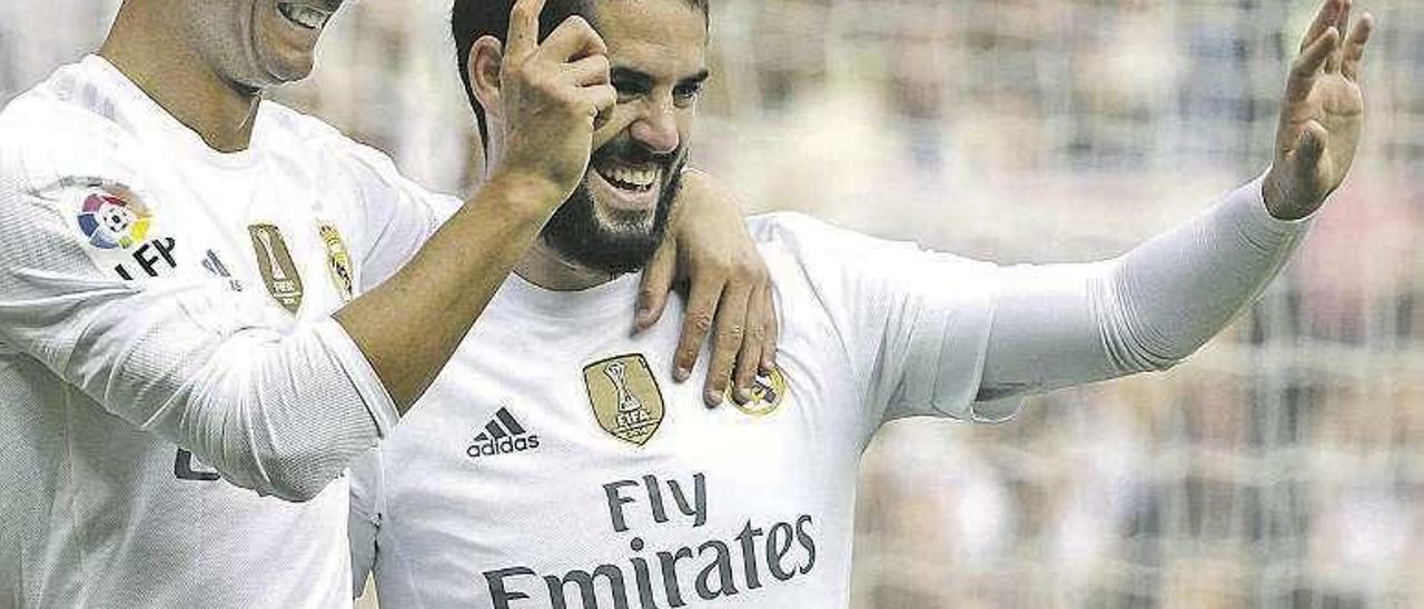 Cristiano e Isco celebran un gol de éste último. // Efe