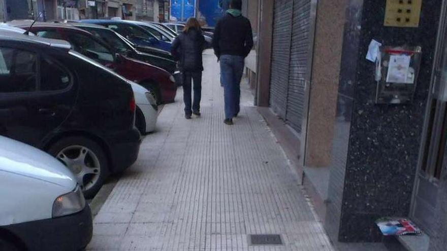 Acera de la calle Rosalía de Castro llena de restos de heces. // D.P.