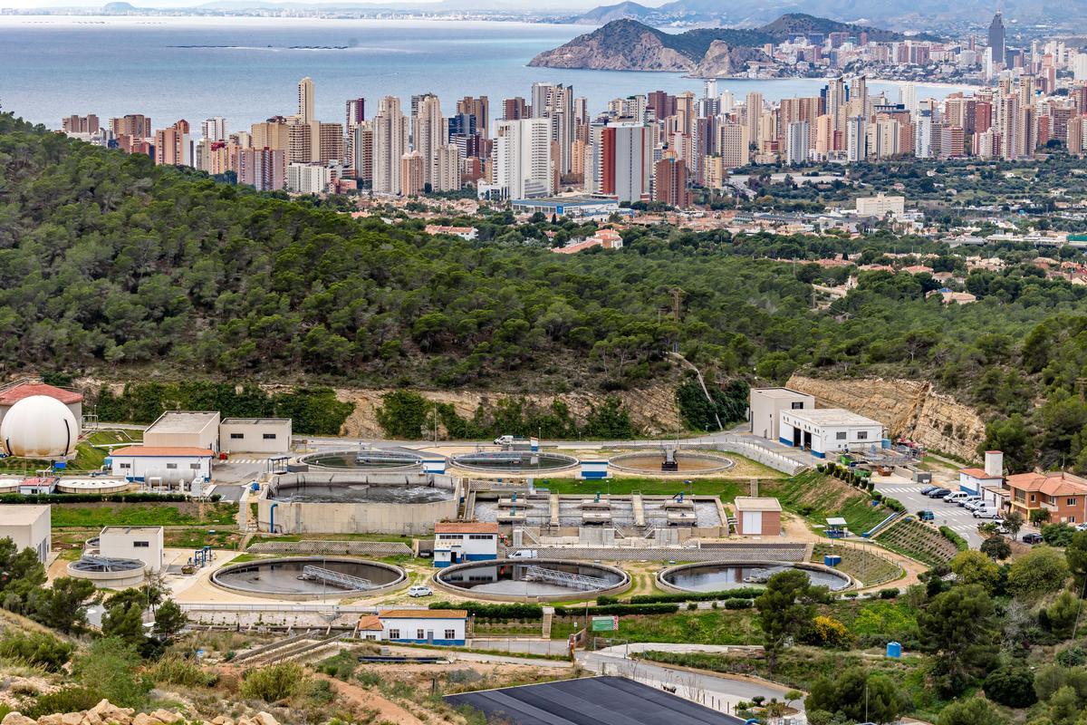 La planta donde se ubica la depuradora y el tratamiento terciario de Benidorm, con la ciudad al fondo.