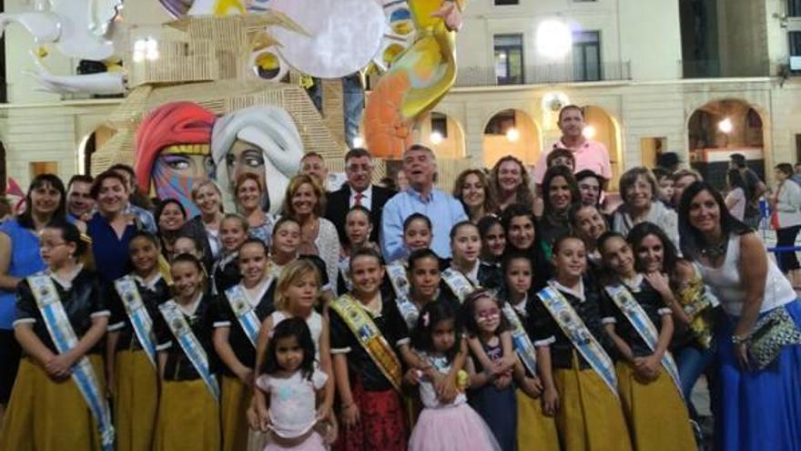 Las damas y reinas de las Fiestas de Benidorm, en la Ofrenda de las Hogueras de Alicante