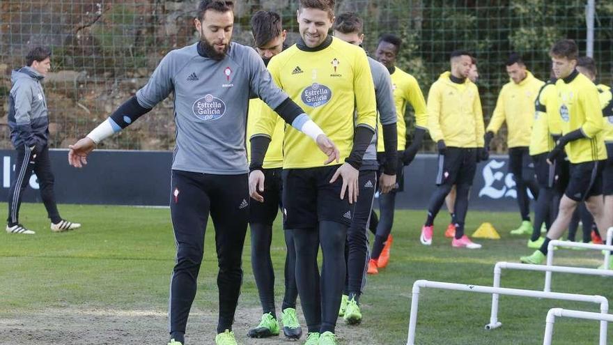 Sergio álvarez y Fontás charlan en el inicio del entrenamiento que Berizzo dirigió ayer en A Madroa. // R. Grobas