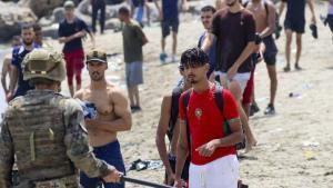 CEUTA, 31/07/2026.- Varios migrantes en la costa española de Ceuta, este viernes. El número de cadáveres encontrados en las últimas horas en la costa de la ciudad española de Ceuta tras la entrada masiva de personas procedentes de Marruecos asciende ya a 43, informaron a EFE fuentes policiales. Las fuerzas de seguridad y los servicios de emergencia siguen localizando algunos cuerpos de las miles de personas, sobre todo marroquíes y argelinos, que se lanzaron al mar desde las costas marroquíes de Castillejos para intentar alcanzar la costa ceutí a nado en los últimos días; y no se descarta que la cifra continúe aumentando. EFE/ Reduan Dris