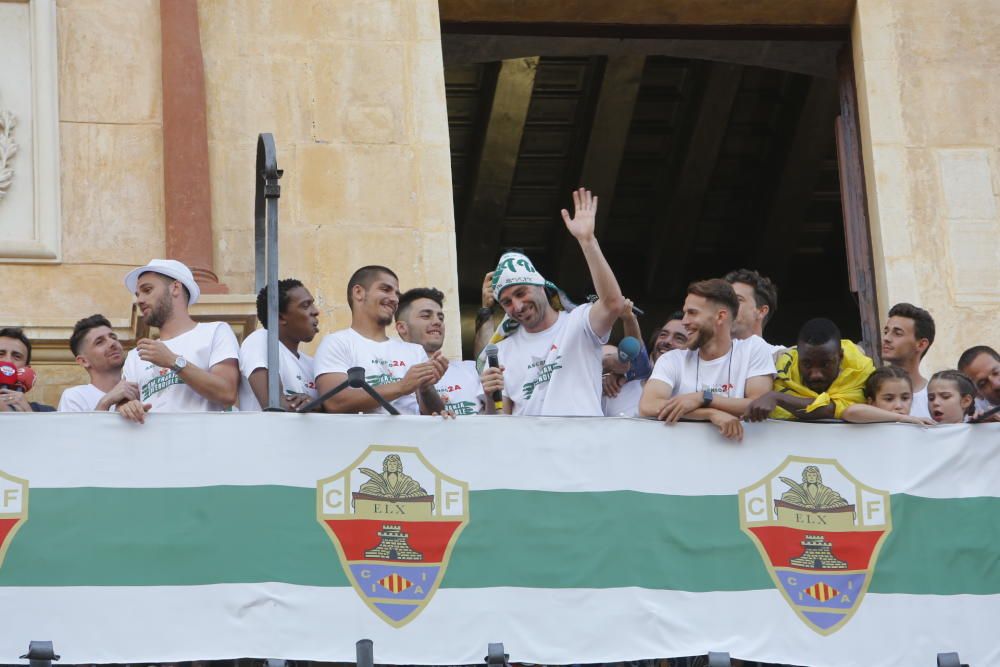 El Elche celebra su ascenso a Segunda División en una rúa por las calles de la ciudad